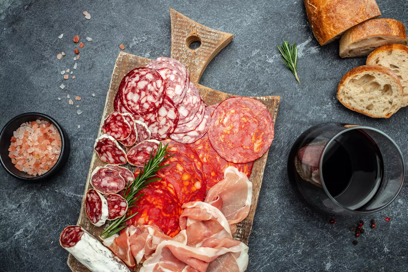 Spekemat, ost og brød til antipasti