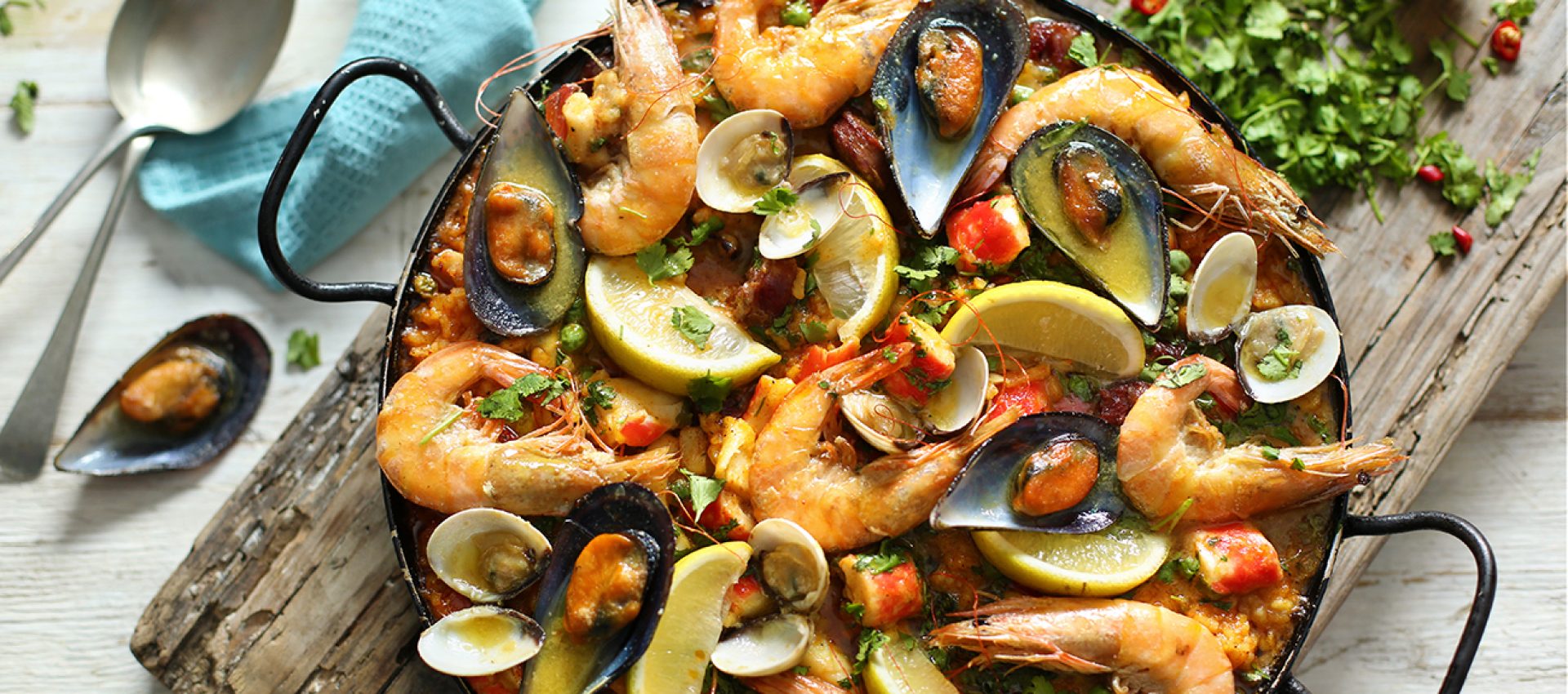 Sjømatpaella servert i en stor panne