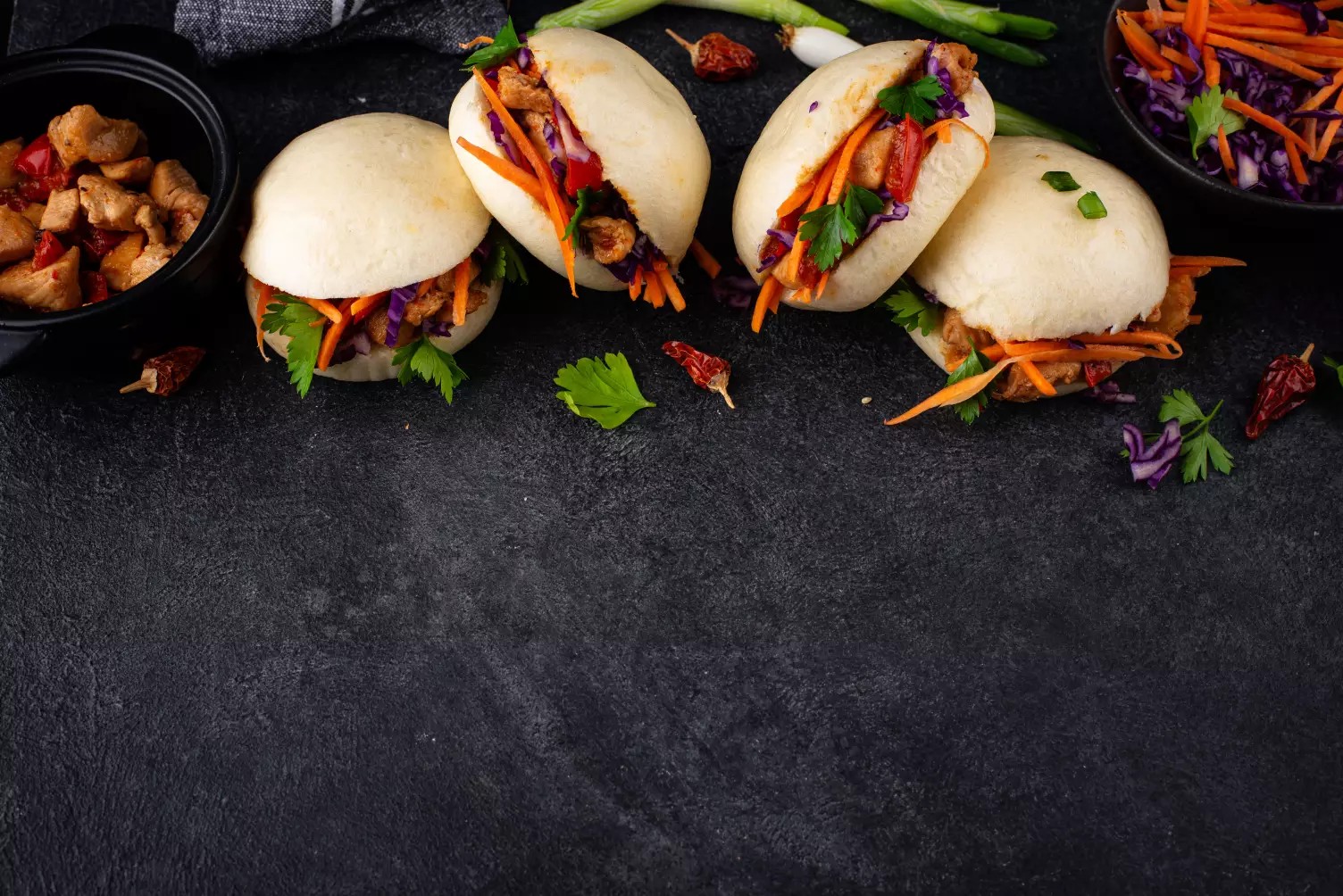 Bao buns med kjøtt, grønnsaker og urter